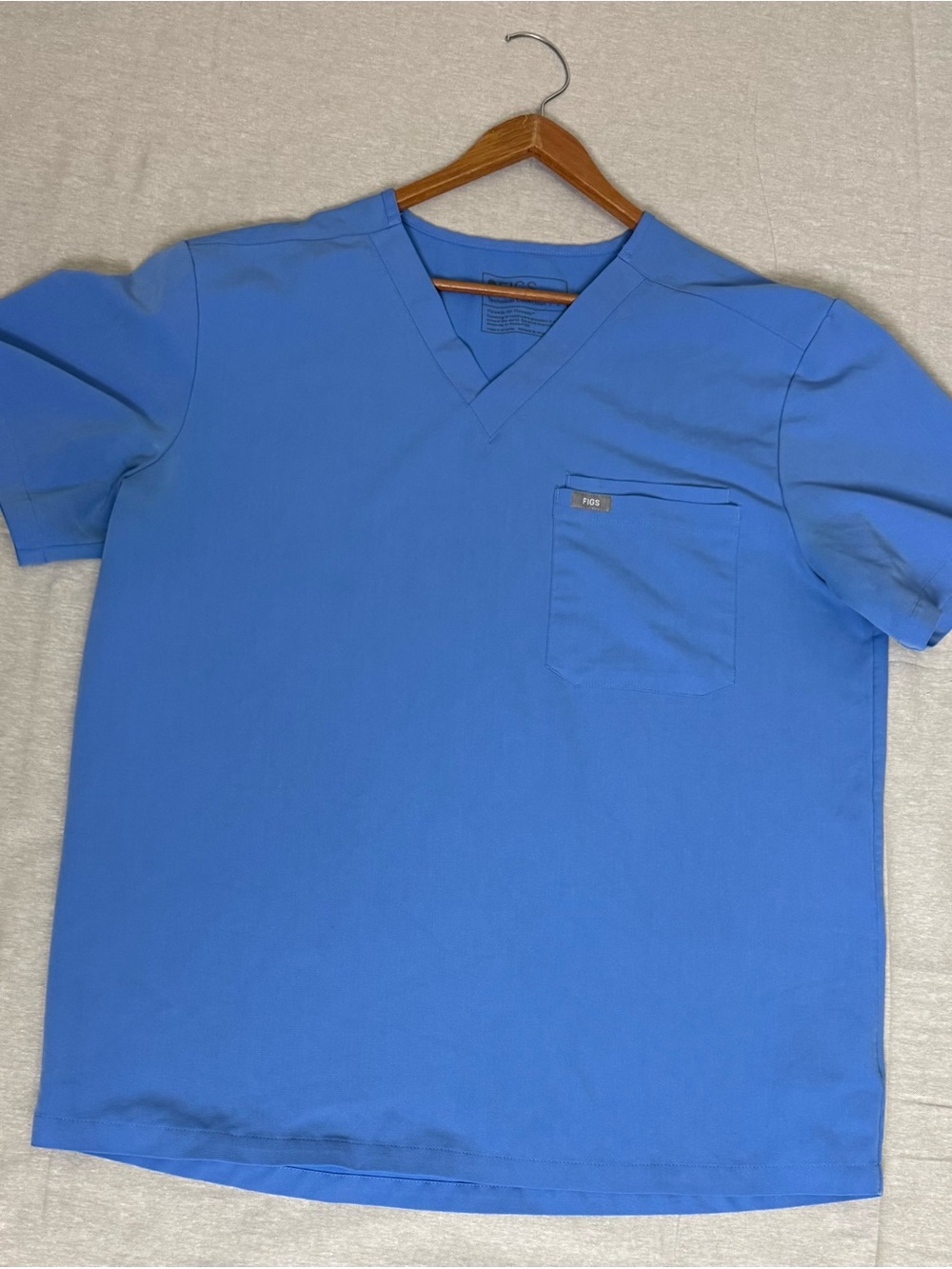 Figs Men's Leon V-Neck Scrub Top in Ceil Blue - Picture 4 of 6